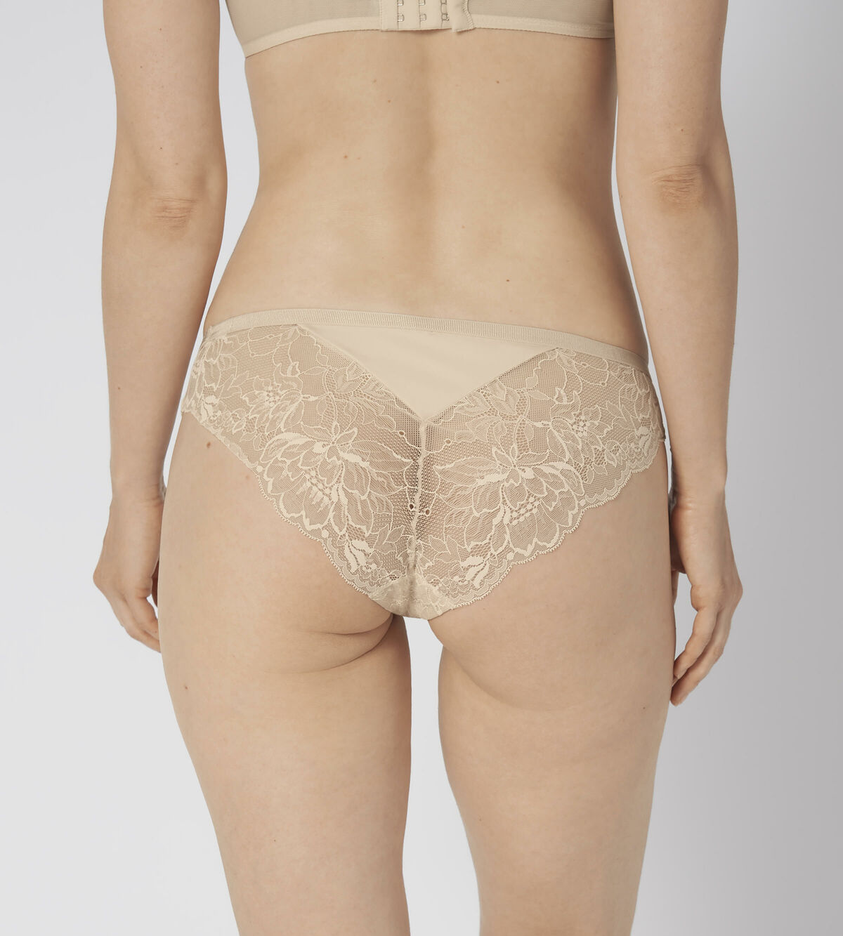 Triumph Amourette Charm Brazilian01