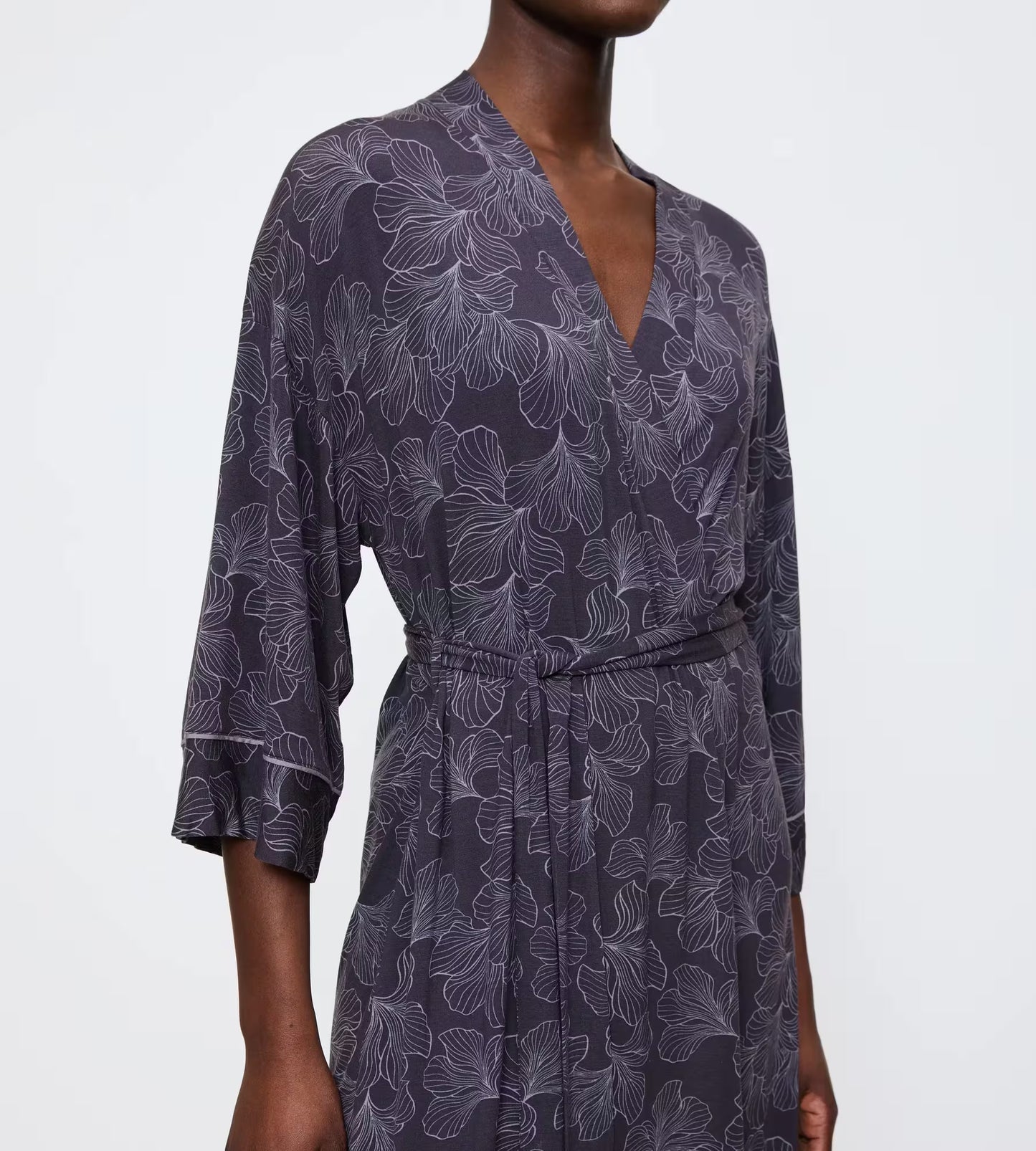 Triumph Aura Spotlight Robe 01